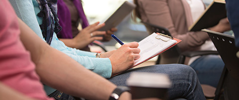 UNINE_vie_academique.jpg (Close up of student taking notes)